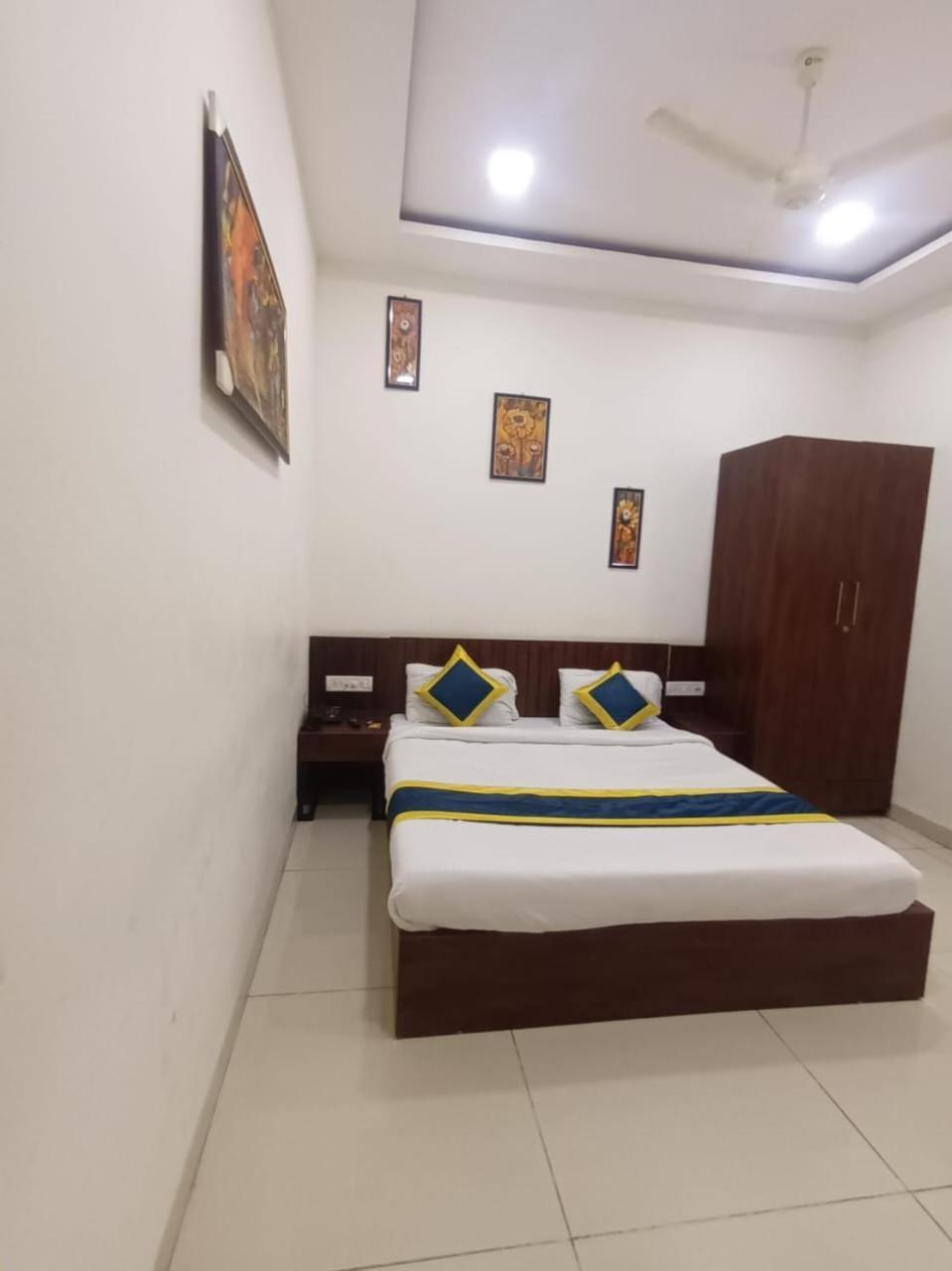 Lakshya Sheesh Mahal 2* Indore